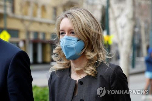 미국 실리콘밸리 역사상 최대의 사기극을 벌인 혐의로 재판에 넘겨진 바이오벤처 테라노스의 창업자 겸 전 최고경영자(CEO) 엘리자베스 홈스가 3일(현지시간) 캘리포니아주 새너제이 연방법원을 떠나고 있다.     새너제이=로이터 연합뉴스